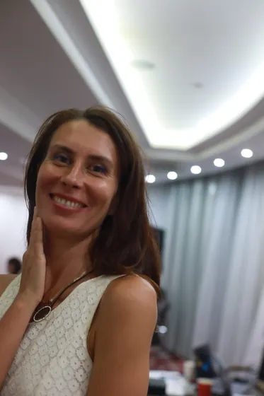 Участница улыбается